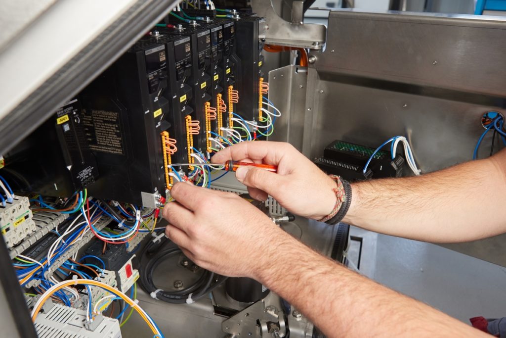 Câblage d'une armoire électrique dans l'atelier JNJ