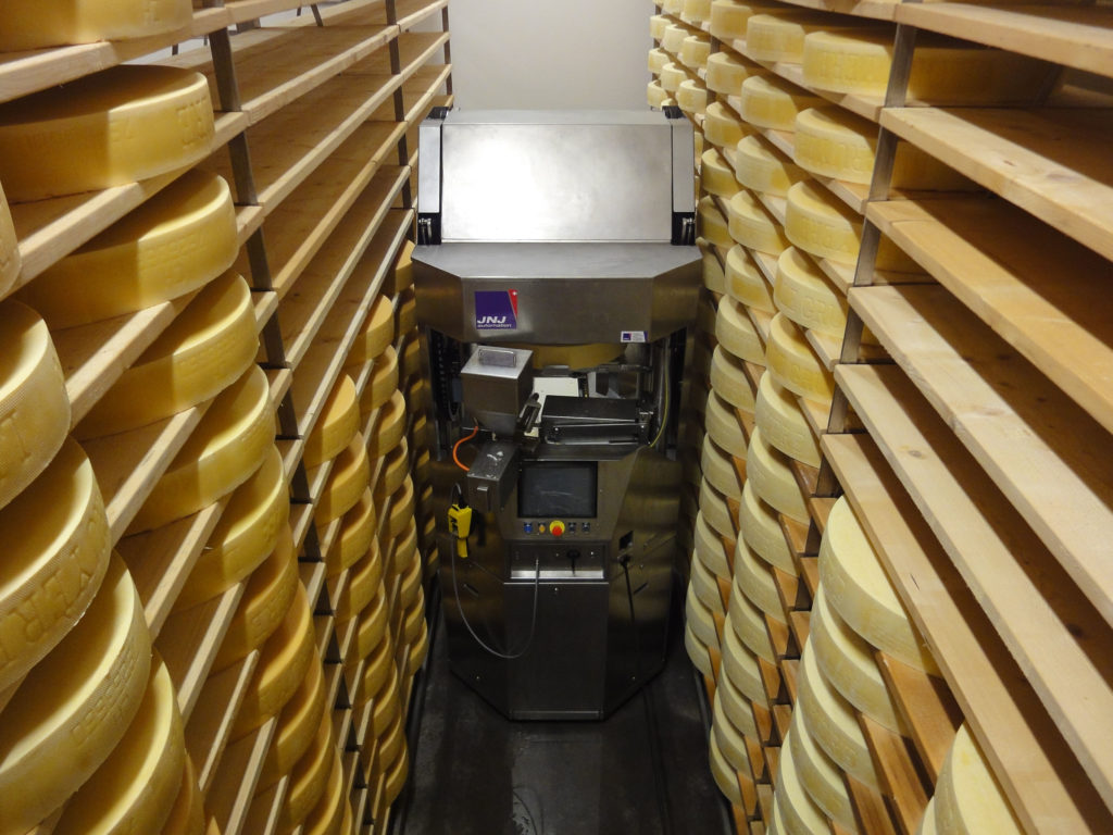 Robot JNJ dans une cave d'affinage de fromages